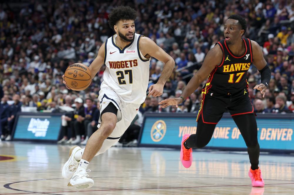 盯着躺在地 盯着躺在地