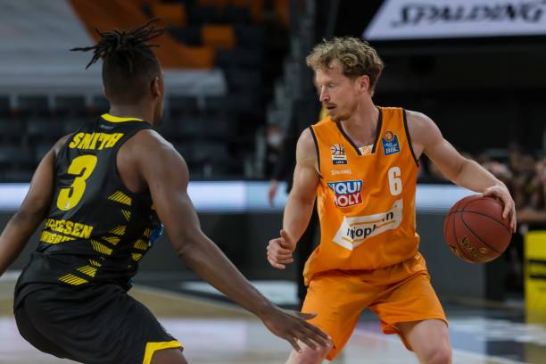 位于某地的 位于某地的